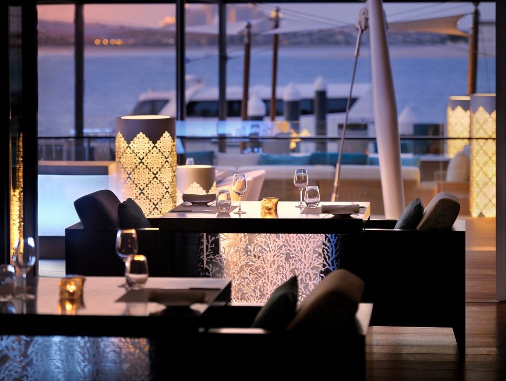 101 Dining Lounge Dubai предлагает роскошные впечатления для гостей отеля Royal Mirage Beach Resort