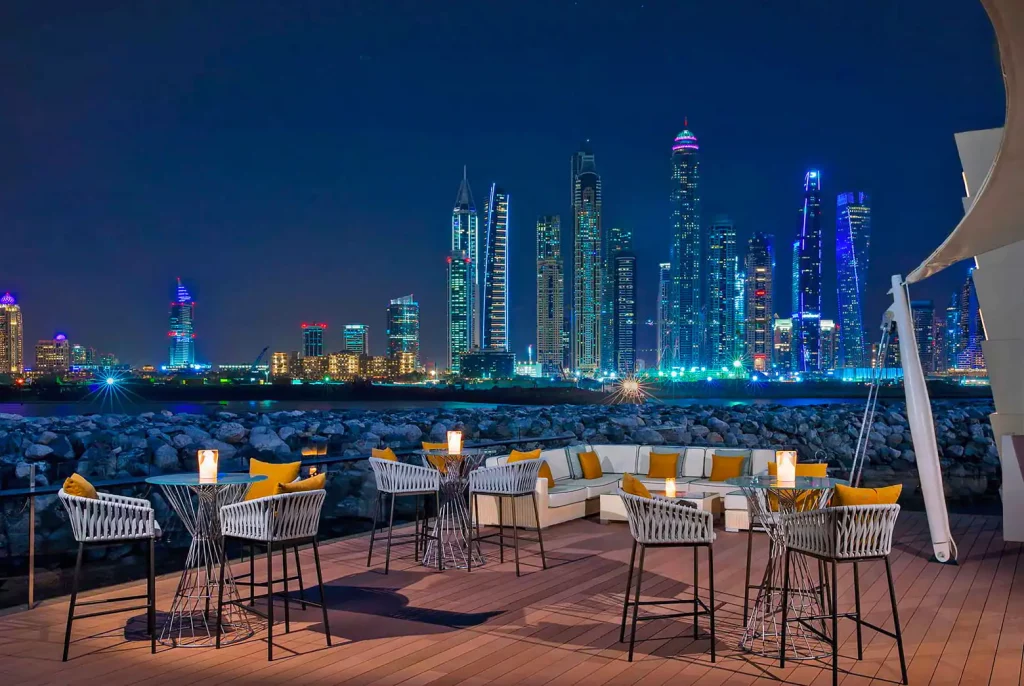 101 Dining Lounge Dubai предлагает роскошные впечатления для гостей отеля Royal Mirage Beach Resort