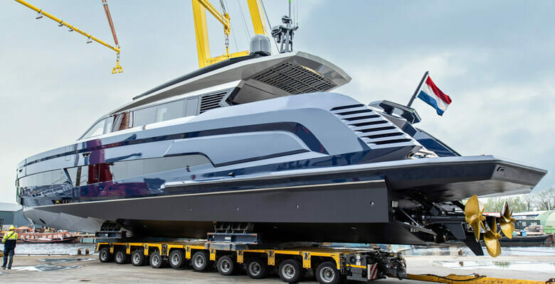 спуск на воду яхты Vanquish Yachts VQ115