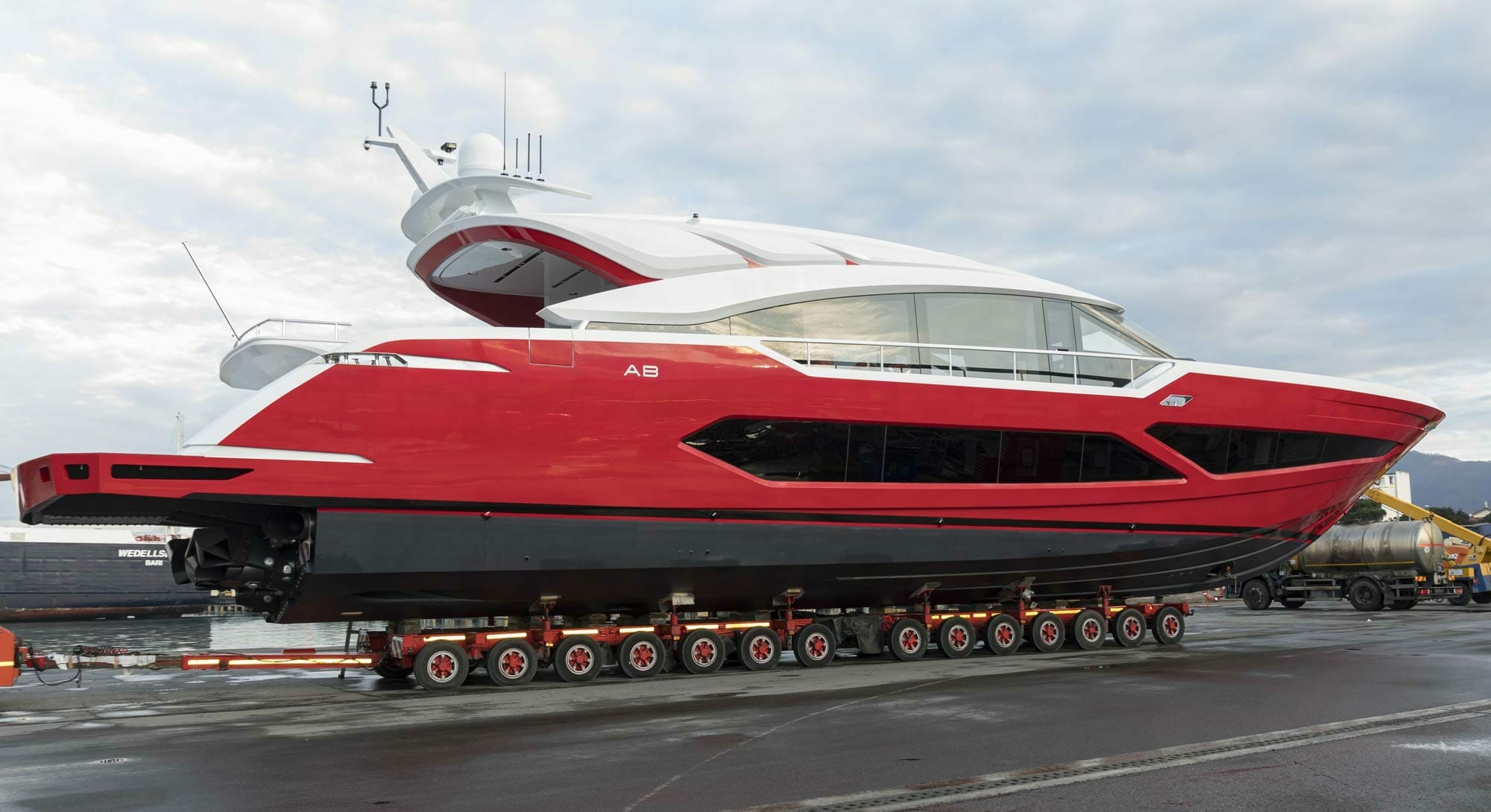 Яхта Racy Red AB 100 спущена на воду с бортовым номером 196 для AB Yachts