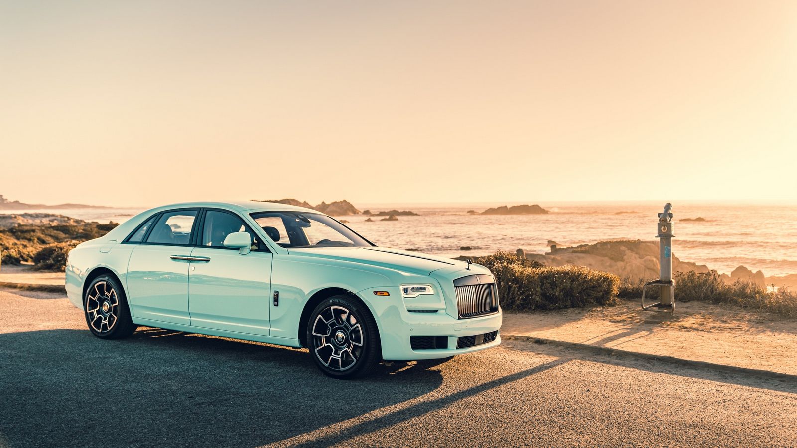 Rolls Royce Ghost стоимостью 400 000 долларов был настолько тихим, что пассажиры, тестировавшие автомобиль, были дезориентированы этой жуткой тишиной.  Инженерам компании пришлось фактически сделать салон более шумным, чтобы пассажиры чувствовали себя нормально.