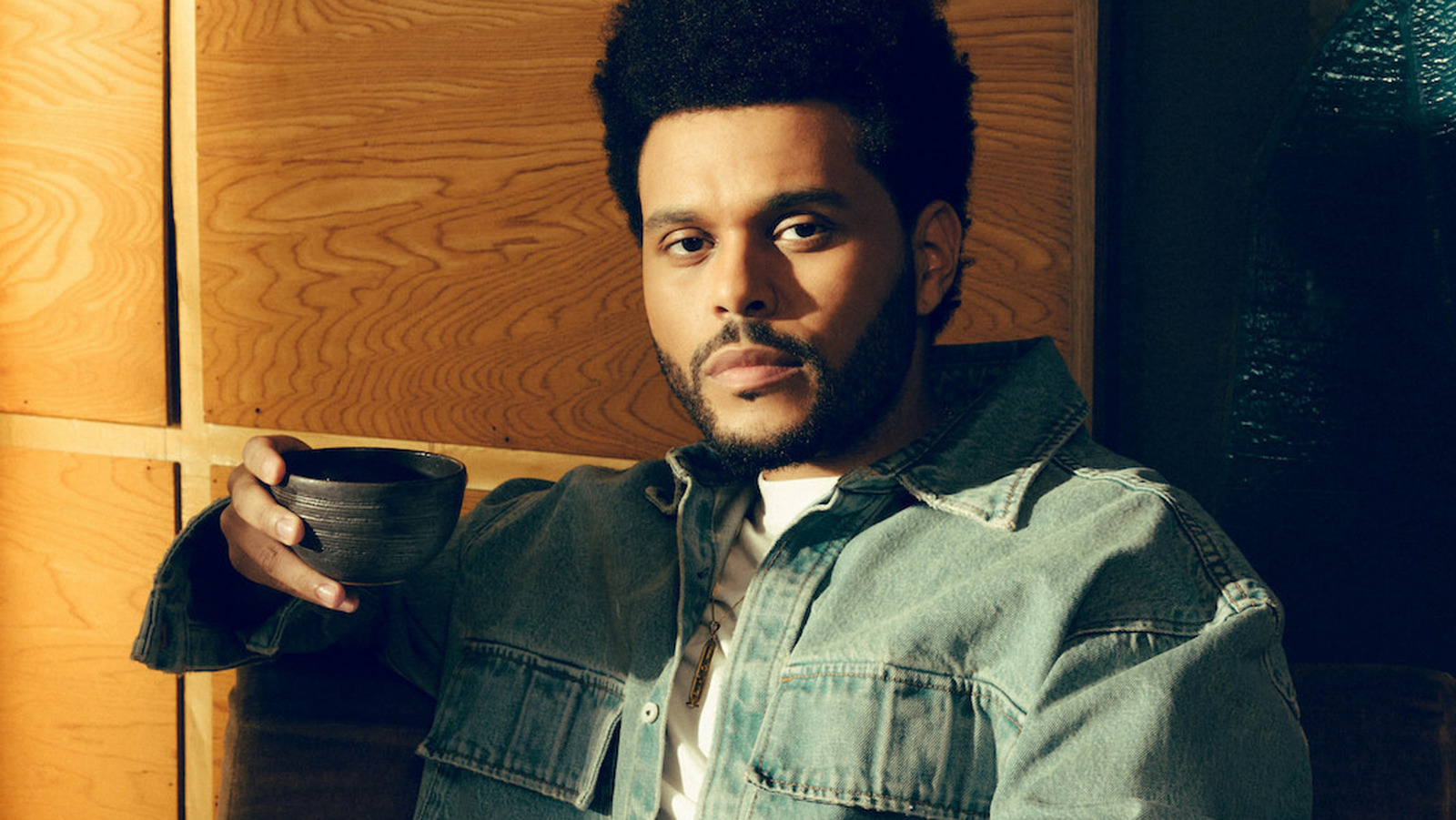 Богатая смесь The Weeknd: испытайте уникальное сотрудничество между The Weeknd и Blue Bottle в их эфиопской линии кофе, дань уважения его наследию!