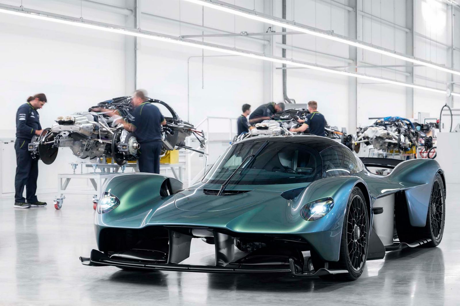 Является ли Aston Martin Valkyrie самым дорогим в обслуживании автомобилем?  Стоимость обслуживания за первые 10 000 миль составляет около 500 000 долларов.  Один круг по Circuit of Americas обойдется владельцу в 170 долларов на техническое обслуживание.