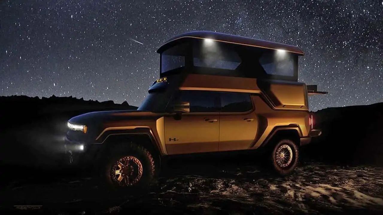 GMC и EarthCruiser объединили усилия для создания наземной версии пикапа Hummer EV с солнечными батареями и выдвижной палаткой.