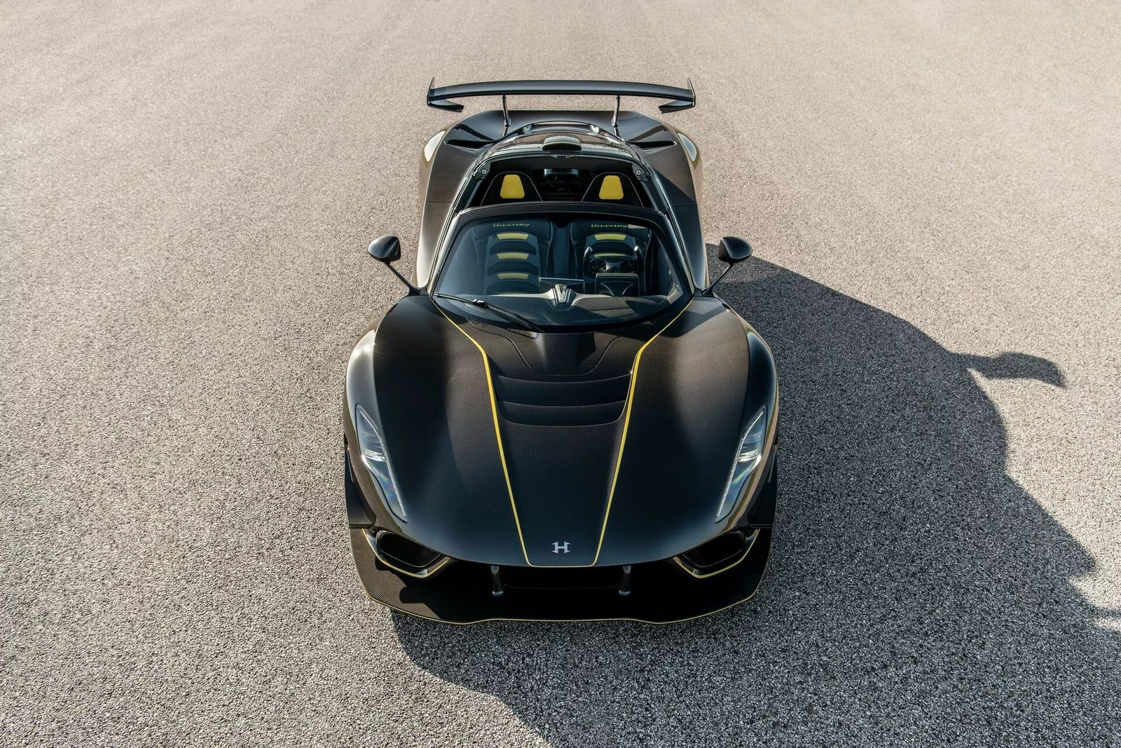 Hennessey Venom F5 Revolution Roadster стоимостью 3 миллиона долларов — полностью американский гусеничный монстр мощностью 1800 лошадиных сил.