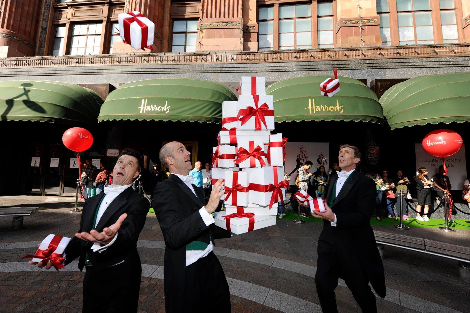 Покупатели предметов роскоши вернулись в Лондон.  Принадлежащий Катару Harrods сообщил о росте продаж на 52% до 1,2 млрд долларов.