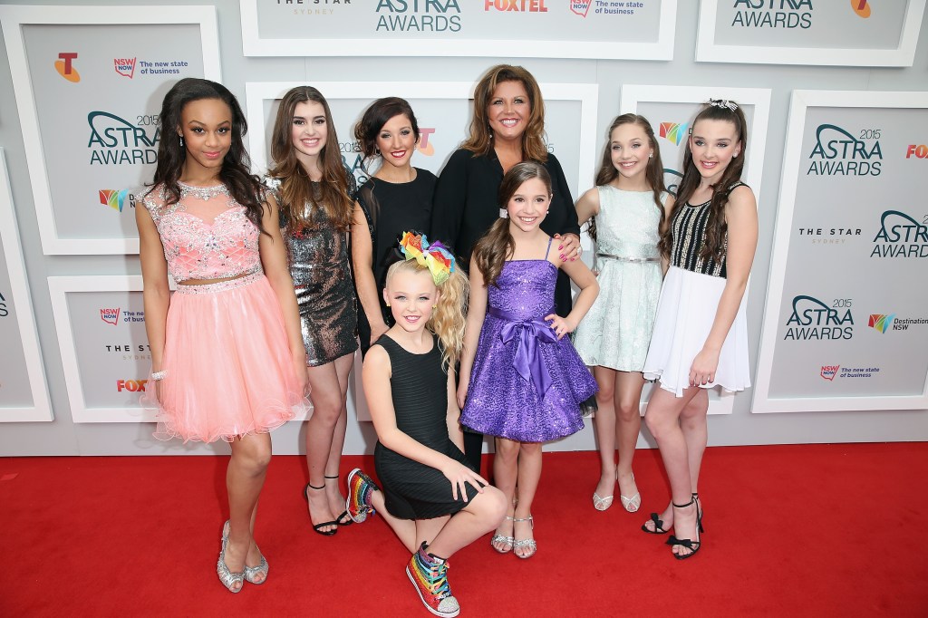 Миллер и актеры из Dance Moms прибыли на церемонию вручения наград ASTRA Awards 2015.