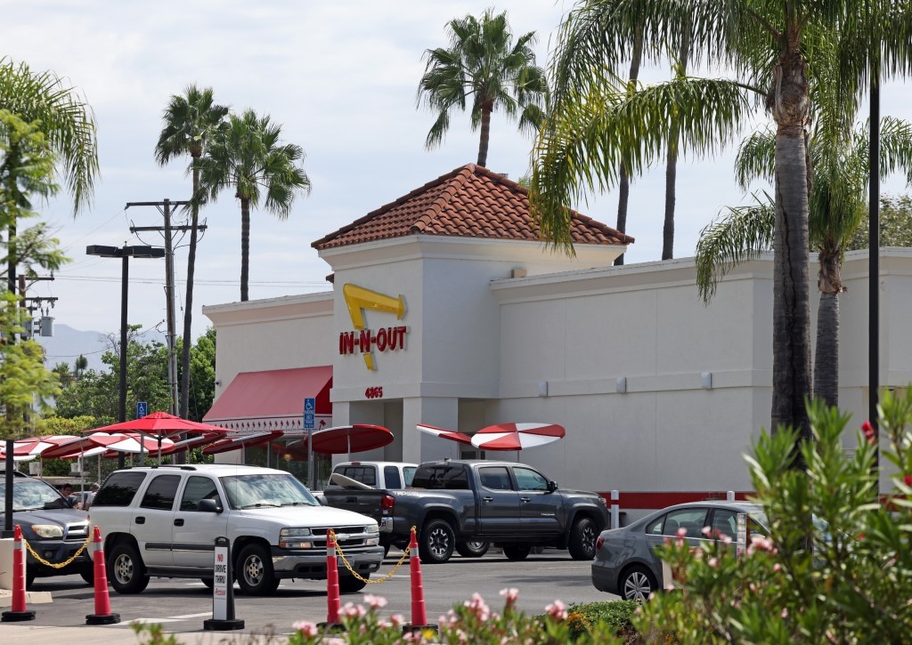 Фотография бургера In-N-Out. 