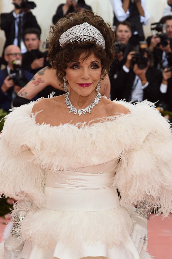 Джоан Коллинз посетила Met Gala 2019.  Об этом вечере она пишет в своей новой книге.