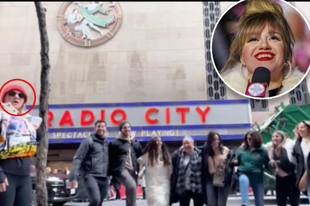 Келли Кларксон быстро «исчезла» после фотобомбы семьи возле Radio City Music Hall