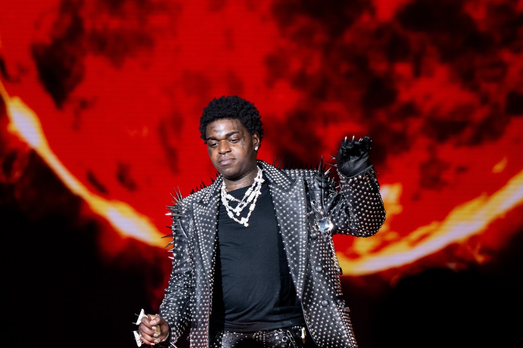 ИНГЛВУД, КАЛИФОРНИЯ – 3 МАРТА: Рэпер Kodak Black выступает на сцене в первый день Rolling Loud Los Angeles 2023 в Hollywood Park Grounds 3 марта 2023 года в Инглвуде, Калифорния.  (Фото Скотта Дудельсона/Getty Images)