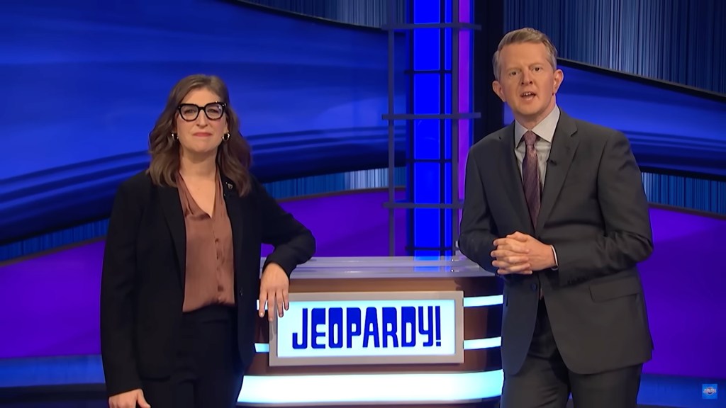  "Цвести" звезда начала вести шоу вместе с бывшим чемпионом Jeopardy Кеном Дженнингсом в сентябре 2021 года. 