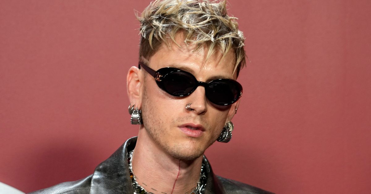 Machine Gun Kelly дебютирует с новой массивной татуировкой – и фанаты разделились