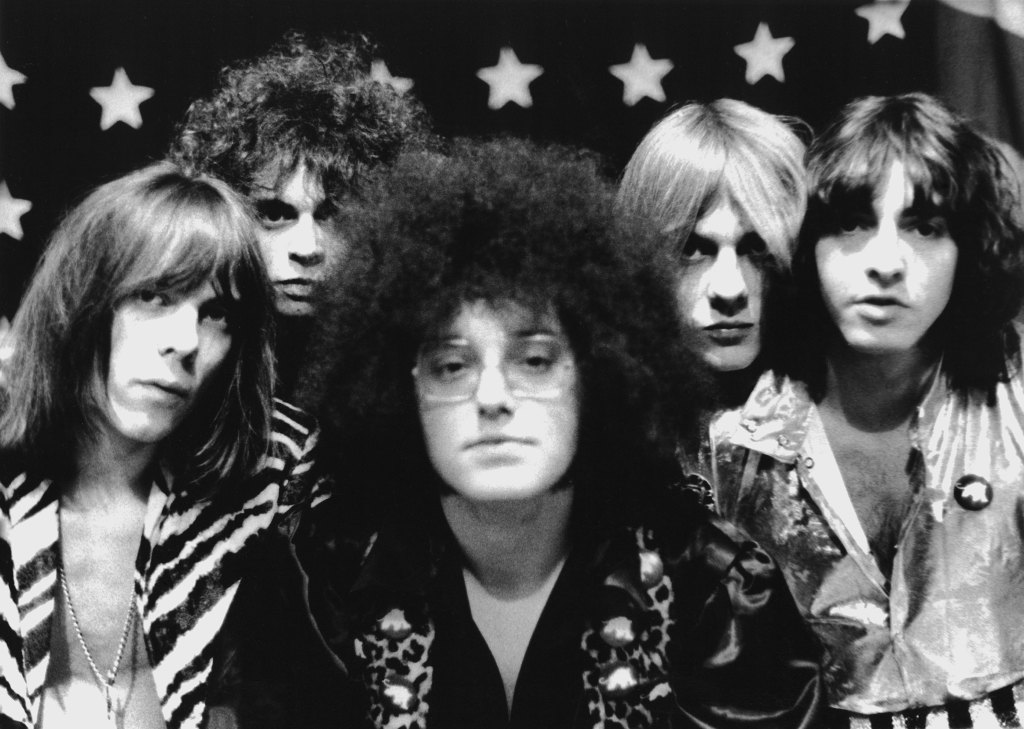 ЭНН-АРБОР, Мичиган – 1969: Рок-группа MC5 (LR Fred "Соник" Смит, Уэйн Крамер, Роб Тайнер, Уэйн Крамер, Деннис "Пулемет" Томпсон и Майкл Дэвис) позируют для фото в 1969 году в Анн-Арборе, штат Мичиган.  Тайнер и Дэвис носят значки партии «Белая пантера».  (Фото Лени Синклер/Архив Майкла Окса/Getty Images)