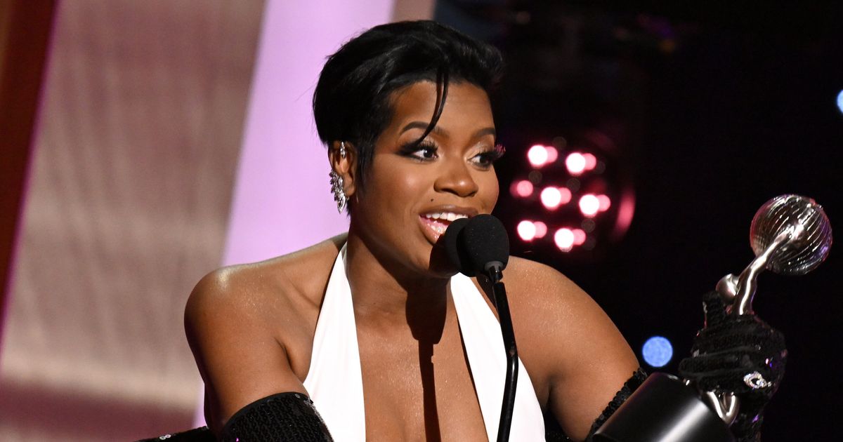 Fantasia Barrino подняла толпу на церемонии вручения премии NAACP Image Awards одной электрической песней