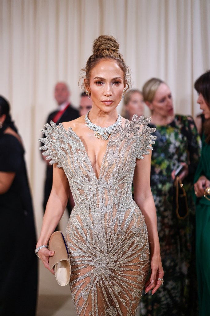 Дженнифер Лопес посетила празднование Met Gala 2024 "Спящие красавицы: пробуждение моды" в Метрополитен-музее 6 мая 2024 года в Нью-Йорке.